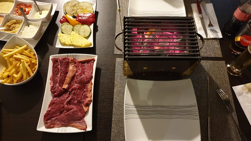 Notre charbonade, braises et grillades préparées à table